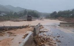 Giao thông miền Trung thiệt hại nặng nề do mưa lũ