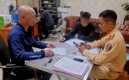 CSGT xử phạt nam sinh bốc đầu xe máy trên đường phố