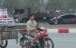Xử phạt nhiều tài xế dùng điện thoại khi lái xe