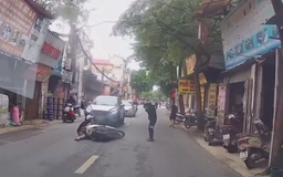 Người đi bộ sang đường thiếu quan sát gây nguy hiểm