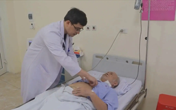 Cứu sống cụ ông ngừng thở nhờ thay van tim qua da