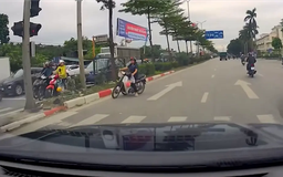 Nguy hiểm người phụ nữ tạt đầu ô tô để vượt đèn đỏ