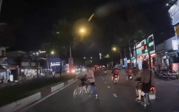 Vô tư đạp xe ngược chiều, bất chấp nguy hiểm
