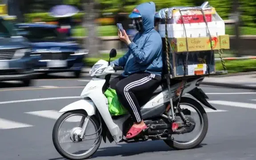 CSGT xử lý người đi mô tô sử dụng điện thoại