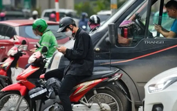 Dùng điện thoại khi dừng đèn đỏ không phạm luật giao thông
