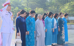 Phụ nữ Thủ đô viếng lăng Chủ tịch Hồ Chí Minh