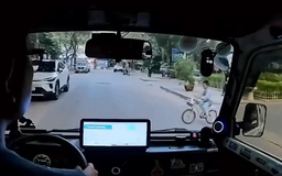 Cảnh báo trẻ em đạp xe sang đường cắt mặt ô tô