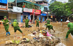 Lực lượng công an giúp dân ứng phó với mưa lũ