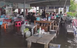 Nhà hàng Thái Lan biến ngập lụt thành trải nghiệm độc đáo