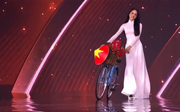 Hương Giang mang áo dài trắng đến Hoa hậu hoàn vũ 2025