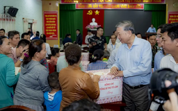 Tổng Bí thư thăm, tặng quà người dân bị ảnh hưởng do mưa lũ tại Huế