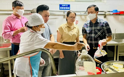 Kiểm soát vệ sinh ATTP bếp ăn tập thể | Quản lý thị trường | 13/11/2025