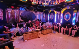 Hơn 300 cảnh sát đột kích 3 quán karaoke, bắt 85 người