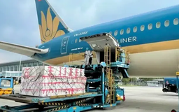 Hàng không vận chuyển miễn phí hàng cứu trợ đến vùng lũ
