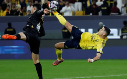 Ronaldo tái hiện siêu phẩm móc bóng ở tuổi 40