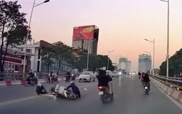 Xe máy gặp tai nạn vì quay đầu trên cầu vượt