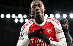 Eberechi Eze giúp Arsenal nới rộng khoảng cách với Chelsea