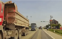Học sinh rẽ ẩu gây tai nạn giao thông