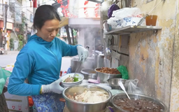 Quán phở ở Hà Nội miễn phí cho đồng bào miền Trung