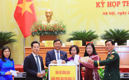 Đại biểu HĐND TP Hà Nội ủng hộ đồng bào lũ lụt