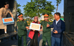 Bộ Tư lệnh Thủ đô vận chuyển 30 tấn hàng tới vũng lũ