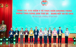 Tặng 31 thẻ bảo hiểm y tế cho 31 hội viên nông dân