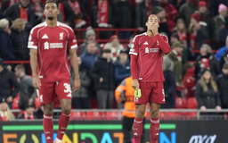 Liverpool thảm bại trên sân nhà