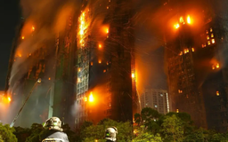 Hong Kong bắt 3 nghi phạm sau vụ cháy chung cư