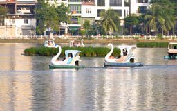 Thư giãn cuối tuần ở Hồ Trúc Bạch | Hà Nội đến để yêu | 27/11/2025