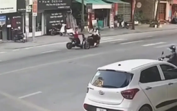 Thanh niên đi xe máy phóng nhanh gây va chạm giao thông