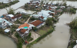 Ở nơi nước lũ vẫn bủa vây