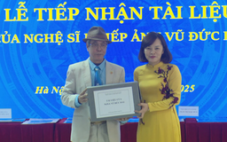 NSNA Vũ Đức Hải tặng tài liệu cho trung tâm lưu trữ