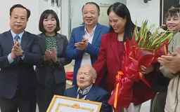 Trao Huy hiệu 80 tuổi Đảng cho đảng viên lão thành