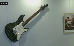 Nhà điêu khắc Argentina sáng tạo guitar từ vật liệu tái chế