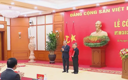 Tổng Bí thư trao các quyết định về công tác cán bộ