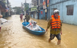Công an vượt lũ dữ, đưa sản phụ đến bệnh viện