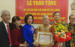 Hà Nội trao Huy hiệu Đảng tại 3 xã