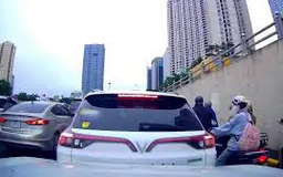 Ô tô trôi móp đầu xe khác rồi bỏ đi