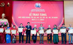 Phường Đống Đa trao Huy hiệu Đảng đợt 7/11