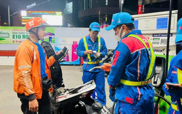 Giá xăng giảm, giá dầu tăng