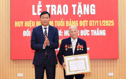 86 đảng viên phường Văn Miếu-Quốc Tử Giám nhận Huy hiệu Đảng