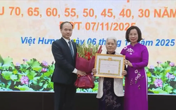 68 đảng viên phường Việt Hưng nhận Huy hiệu Đảng đợt 7/11