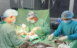 Nối thành công hai bàn tay bị đứt lìa cho một người đàn ông