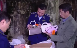 Kho hàng chứa số lượng lớn túi xách giả mạo nhãn hiệu