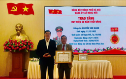 Xã Ngọc Hồi tổ chức trao Huy hiệu Đảng