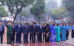 Lãnh đạo Hà Nội dâng hoa kỷ niệm 108 năm Cách mạng tháng Mười Nga