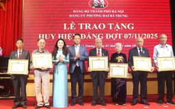 Phường Hai Bà Trưng trao Huy hiệu Đảng cho 83 đảng viên