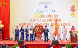 Bệnh viện Ung bướu Hà Nội đón Huân chương Lao động hạng Nhì