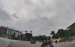 Học sinh phóng xe máy điện tạt đầu ô tô