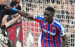 Crystal Palace thắng trận sân nhà đầu tiên ở cúp châu Âu